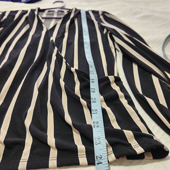 Adrianna Papell Blouse Size Medium Black Striped Vneck - Picture 3 of 12